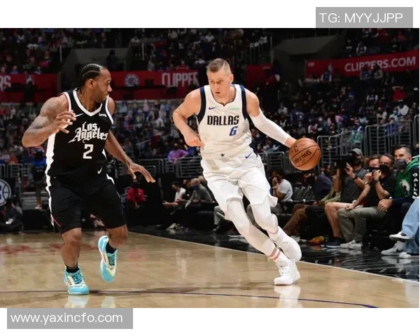 快船与独行侠首战激战正酣球迷期待精彩对决与战术较量